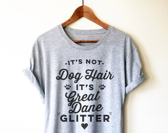 Könnte beinhalten: Graues T-Shirt mit schwarzem Text, der "Es ist nicht Hundehaar, es ist Great Dane Glitter" mit einem schwarzen Herzen lautet.