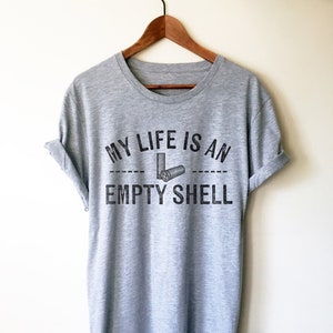 Mein Leben ist eine leere Hülle Unisex Shirt - Trap Shooting Shirt, Trap Shooting Geschenk, Tontaubenschießen, Tontaubenschießen, Shooting Shirt