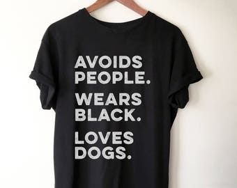 Undviker människor, bär svart, älskar hundar unisex-tröja - introvert tröja, introvert gåva, introverta förenar sig, antisocial tröja, hundälskare
