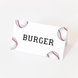 Pode incluir: Cart&atilde;o de lugar branco com a palavra "BURGER" impressa em preto. O cart&atilde;o &eacute; decorado com quatro bolas de beisebol.