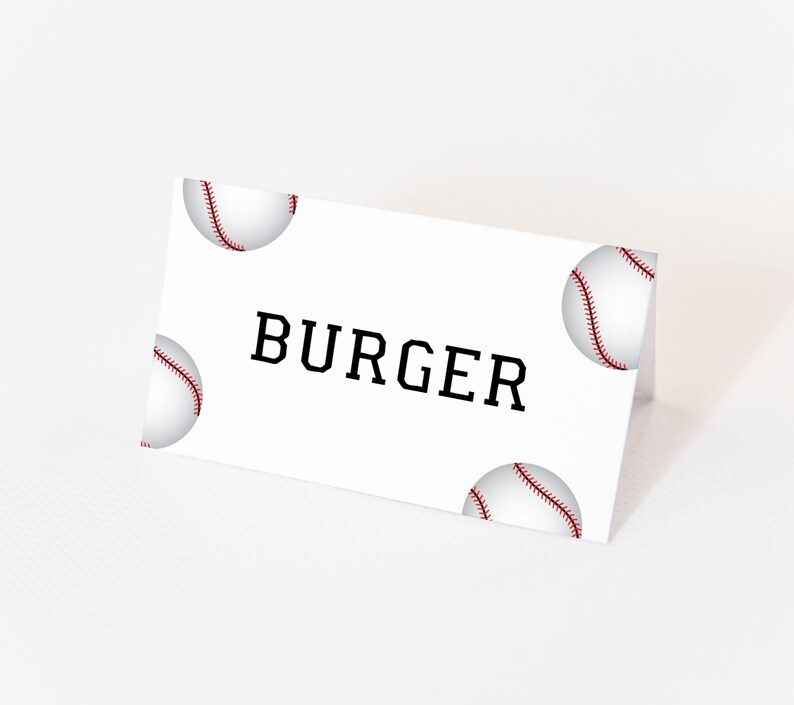 Pode incluir: Cart&atilde;o de lugar branco com a palavra "BURGER" impressa em preto. O cart&atilde;o &eacute; decorado com quatro bolas de beisebol.