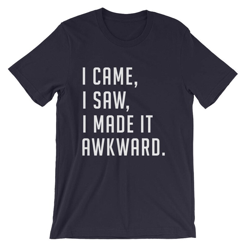 Puede incluir: Camiseta azul marino con el texto blanco "I CAME, I SAW, I MADE IT AWKWARD." La camiseta de manga corta est&aacute; hecha de un material suave y es adecuada para ropa casual. El texto est&aacute; centrado en la parte delantera de la camiseta.