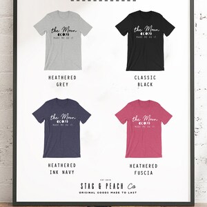 Puede incluir: Cuatro dise&ntilde;os de camisetas con el texto "The Moon Made Me Do It" y un gr&aacute;fico de luna creciente. Las camisetas se muestran en cuatro colores diferentes: gris jaspeado, negro cl&aacute;sico, azul tinta jaspeado y fucsia jaspeado.