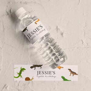 Könnte beinhalten: Wasserflaschenetikett mit weißem Hintergrund und schwarzem Text, der "Jessie's eighth birthday" lautet. Das Etikett zeigt verschiedene bunte Eidechsen und eine Schnecke.