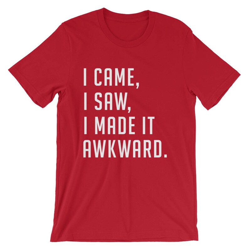 Puede incluir: Camiseta roja con el texto blanco "I CAME, I SAW, I MADE IT AWKWARD." La camiseta de manga corta est&aacute; hecha de un material suave y tiene cuello redondo. El texto est&aacute; centrado en la parte delantera de la camiseta.