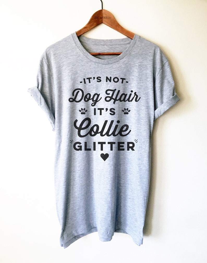 Puede incluir: Camiseta gris con texto negro que dice "No es pelo de perro, es brillo de Collie" con un peque&ntilde;o coraz&oacute;n negro debajo del texto.