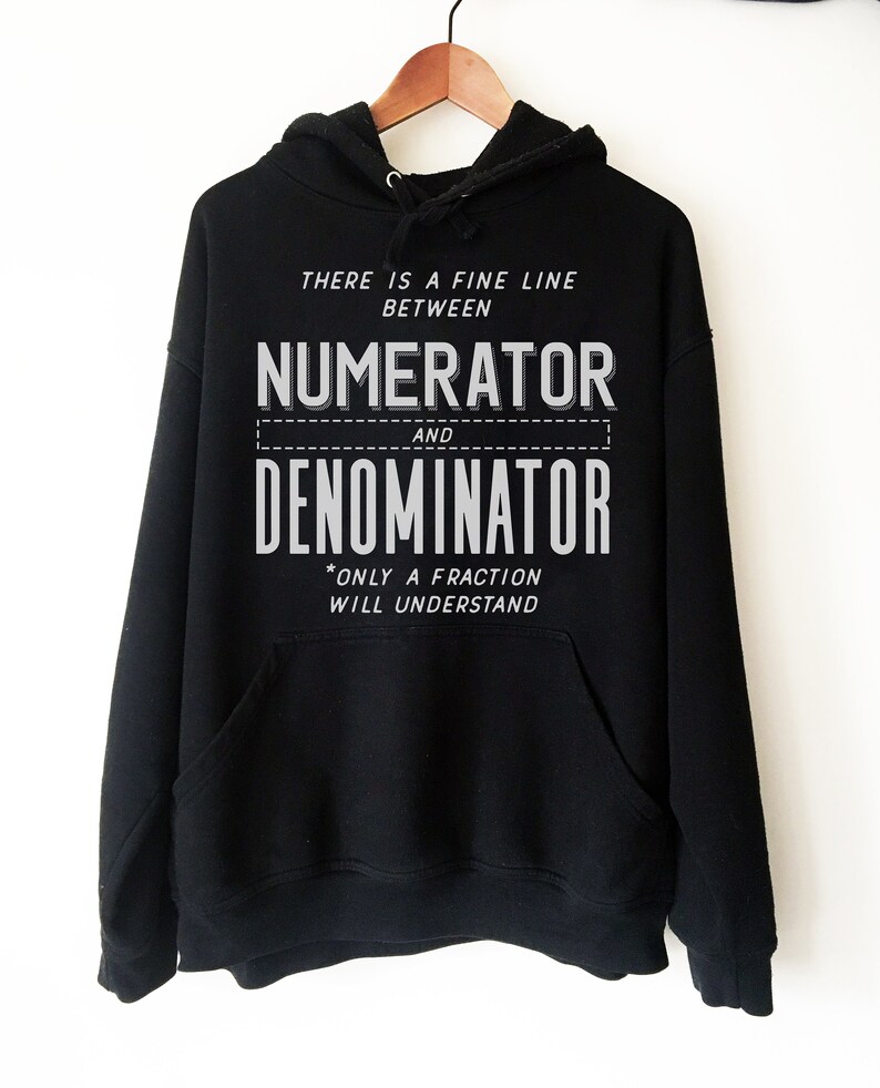 Puede incluir: Sudadera con capucha negra con un estampado gr&aacute;fico blanco que dice "There is a fine line between numerator and denominator *only a fraction will understand".
