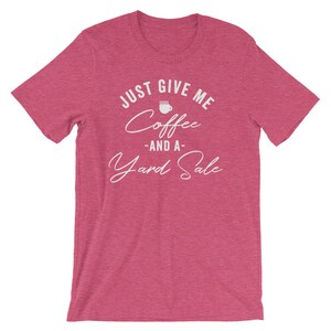 K&ouml;nnte beinhalten: Pinkes T-Shirt mit wei&szlig;em Text, der "Just Give Me Coffee -And A- Yard Sale" lautet.