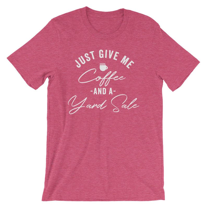 K&ouml;nnte beinhalten: Pinkes T-Shirt mit wei&szlig;em Text, der "Just Give Me Coffee -And A- Yard Sale" lautet.