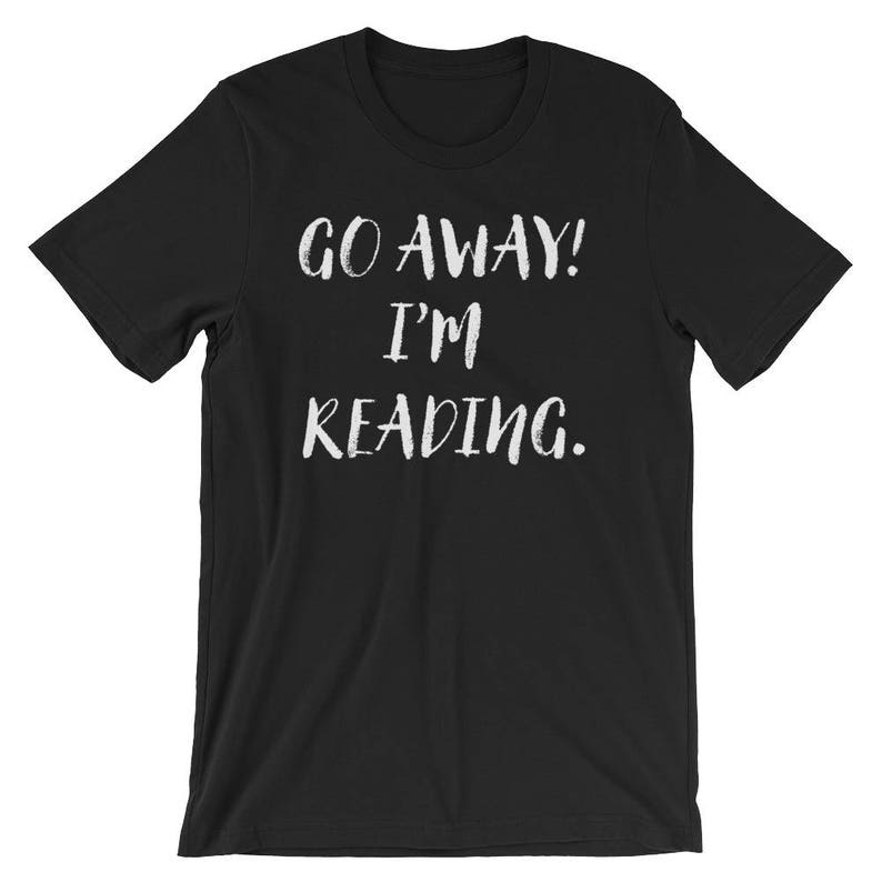 Puede incluir: Camiseta negra con texto blanco que dice "Go Away! I'm Reading."