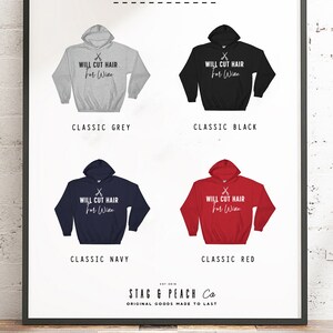 Op de afbeelding: Vier verschillende kleur opties voor een hoodie met de tekst "WILL CUT HAIR for Wine" en een afbeelding van een schaar. De kleuren zijn klassiek grijs, klassiek zwart, klassiek marineblauw en klassiek rood.