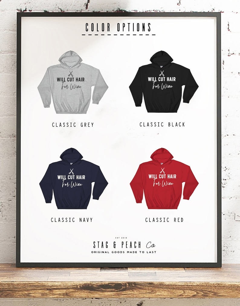 Op de afbeelding: Vier verschillende kleur opties voor een hoodie met de tekst "WILL CUT HAIR for Wine" en een afbeelding van een schaar. De kleuren zijn klassiek grijs, klassiek zwart, klassiek marineblauw en klassiek rood.