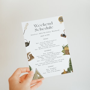 Puede incluir: Una tarjeta blanca con un dise&ntilde;o de tem&aacute;tica natural en marr&oacute;n y verde. La tarjeta tiene un horario para un fin de semana de cumplea&ntilde;os con el texto "Weekend Schedule" y "Amelia's 30th Birthday Weekend" en la parte superior. El horario incluye actividades para el viernes, el s&aacute;bado y el domingo, como senderismo, pesca y una fogata.