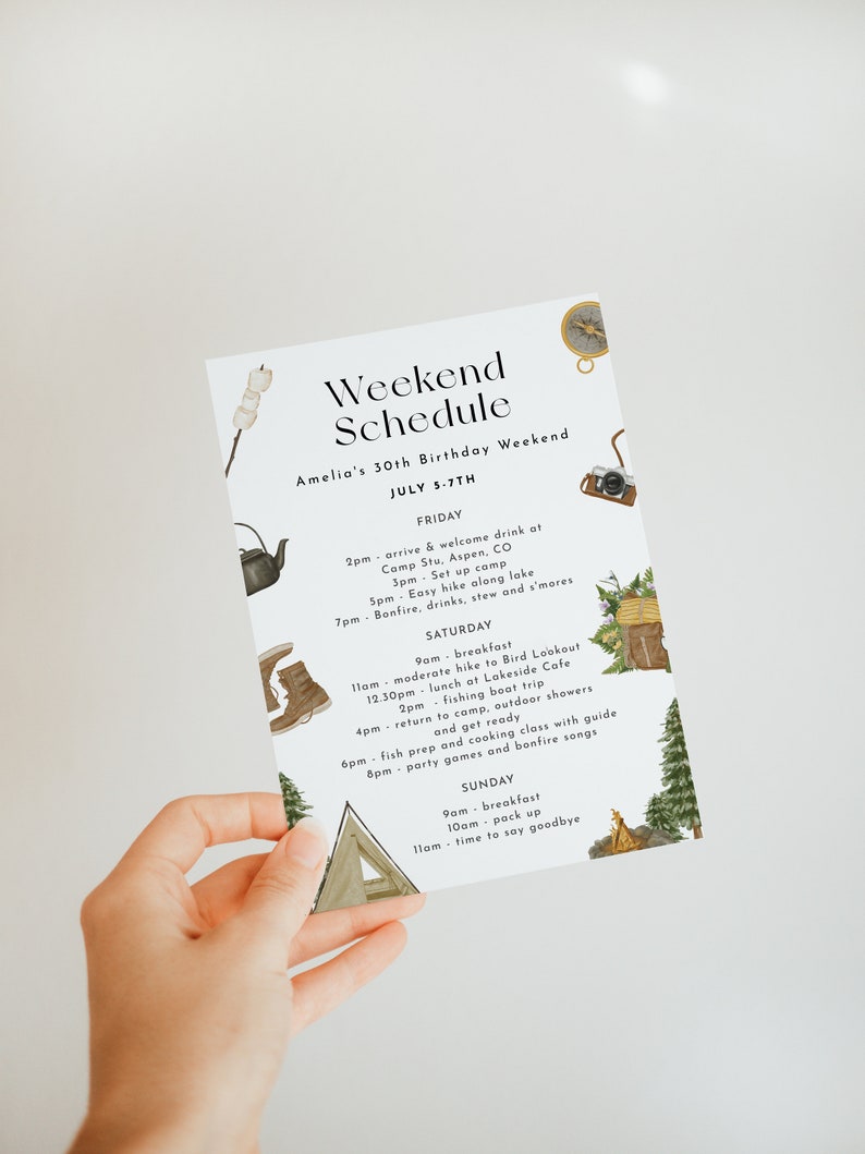 Puede incluir: Una tarjeta blanca con un dise&ntilde;o de tem&aacute;tica natural en marr&oacute;n y verde. La tarjeta tiene un horario para un fin de semana de cumplea&ntilde;os con el texto "Weekend Schedule" y "Amelia's 30th Birthday Weekend" en la parte superior. El horario incluye actividades para el viernes, el s&aacute;bado y el domingo, como senderismo, pesca y una fogata.