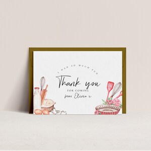 Pu&ograve; includere: Un biglietto di ringraziamento con un'illustrazione ad acquerello di utensili da cucina, tra cui un mattarello, una frusta, ciotole per mescolare e una bottiglia di latte. Il biglietto recita "Mi sono divertito molto. Grazie per essere venuto da Olivia."