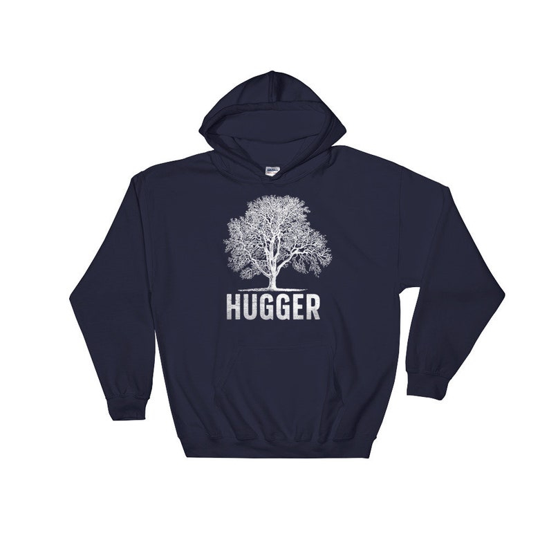 Puede incluir: Sudadera con capucha azul marino con un contorno blanco de un &aacute;rbol y la palabra "HUGGER" impresa debajo del &aacute;rbol.
