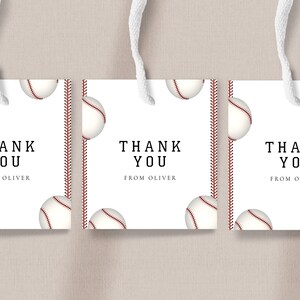 Pode incluir: Tr&ecirc;s etiquetas de presente brancas com um padr&atilde;o de beisebol e o texto "Obrigado do Oliver".