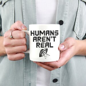 Taza divertida de extraterrestre: Los humanos no son reales, OVNI, espacio, abducción extraterrestre, No estás solo, ciencia ficción, espacio exterior imagen 2