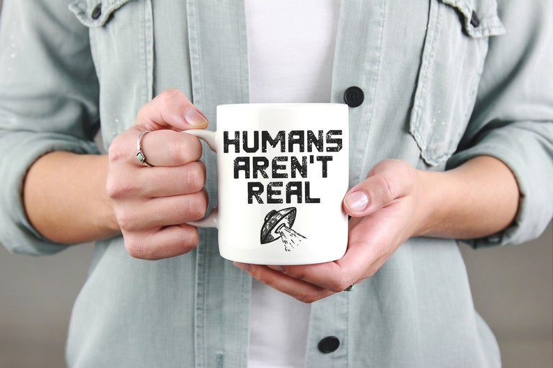Taza divertida de extraterrestre: Los humanos no son reales, OVNI, espacio, abducción extraterrestre, No estás solo, ciencia ficción, espacio exterior imagen 2