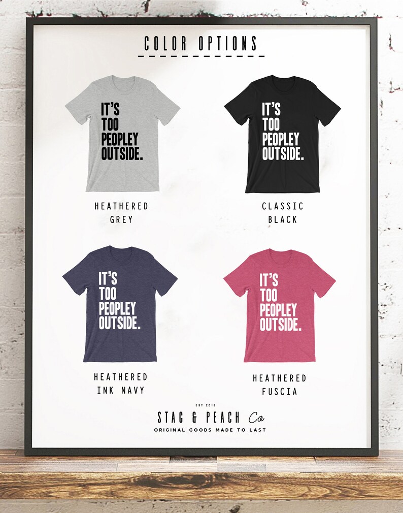 Puede incluir: Un dise&ntilde;o de camiseta gr&aacute;fica con el texto "It's Too Peopley Outside." La camiseta est&aacute; disponible en cinco colores: gris jaspeado, negro cl&aacute;sico, azul tinta jaspeado, fucsia jaspeado y blanco.