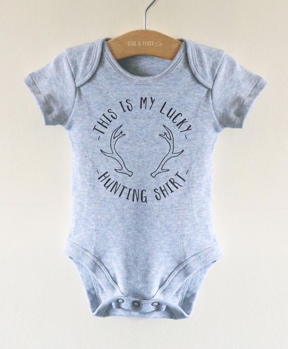 Esta es mi camisa de caza de la suerte traje de bebe cazador bebe una pieza ropa de bebe de astas de ciervo baby shower de caza anuncio de bebe Etsy