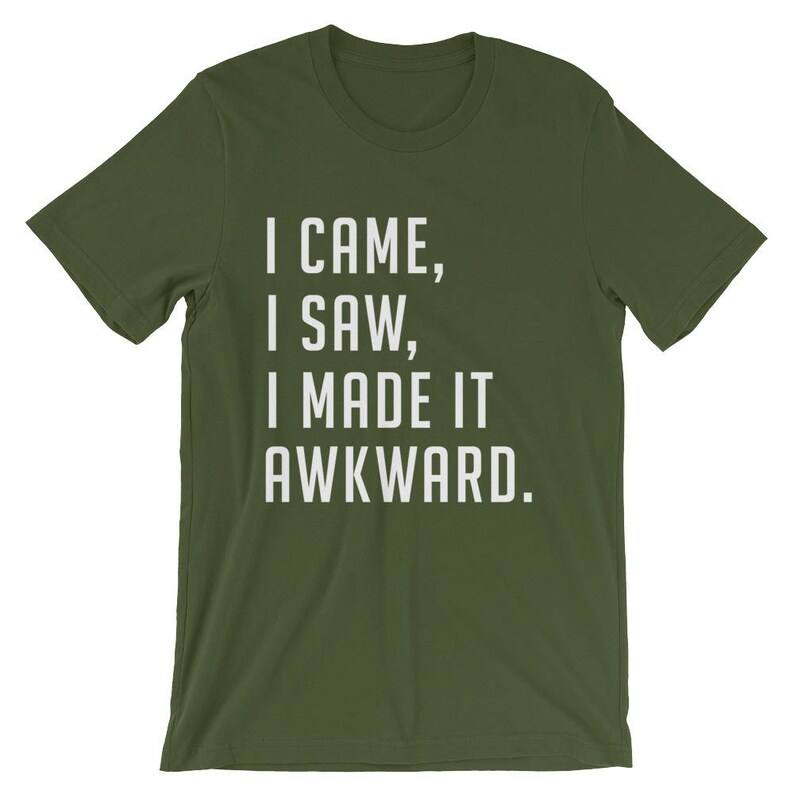 Puede incluir: Camiseta verde oliva con el texto blanco "I CAME, I SAW, I MADE IT AWKWARD." La camiseta tiene mangas cortas y cuello redondo. El texto est&aacute; en negrita, sin serifa.