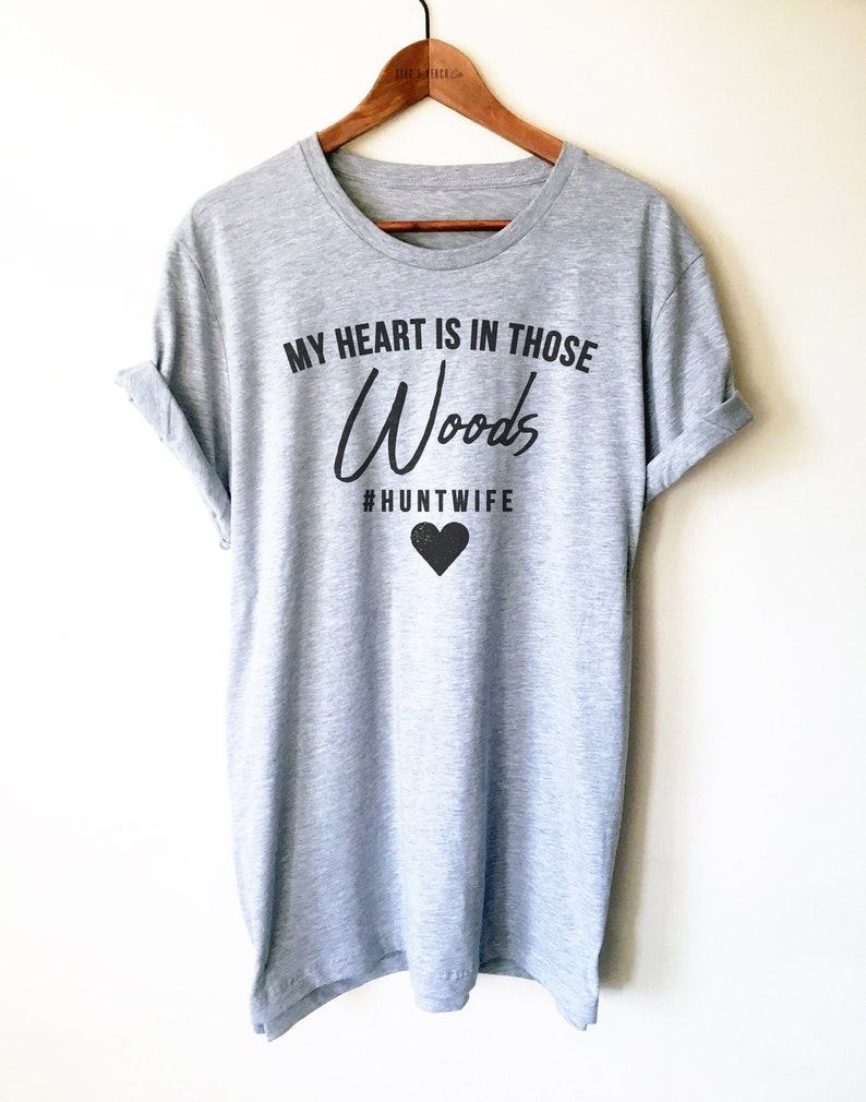 Camiseta/Camiseta sin mangas/Sudadera con capucha "Esposa de Caza" - Camiseta "Esposa de Caza", Camiseta "Temporada de Caza", Regalo "Esposa de Caza", Regalo "Esposa de Caza", Regalo de aniversario "Esposa de Caza" imagen 1
