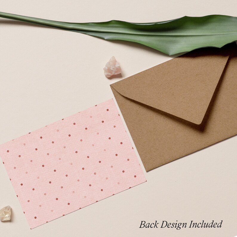 Pu&ograve; includere: Un biglietto rosa con un motivo a pois rossi. Il biglietto &egrave; appoggiato su una superficie marrone chiaro con una busta marrone accanto. Il testo "Back Design Included" &egrave; stampato sulla superficie.