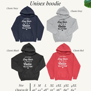 Puede incluir: Sudadera unisex en cuatro colores: azul marino, gris, negro y rojo. La sudadera presenta un gr&aacute;fico blanco con el texto "It's not dog hair, it's Collie glitter" con huellas de patas y un coraz&oacute;n. La tabla de tallas muestra las medidas del pecho en pulgadas de 40 a 64 pulgadas.