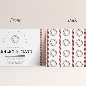 Pode incluir: Um convite de ch&aacute; de beb&ecirc; branco com tema de beisebol. A frente do convite tem um gr&aacute;fico de beisebol e taco e o texto "Baby Shower" e "Em homenagem a Ashley & Matt". O verso do convite tem um padr&atilde;o repetido de bolas de beisebol.