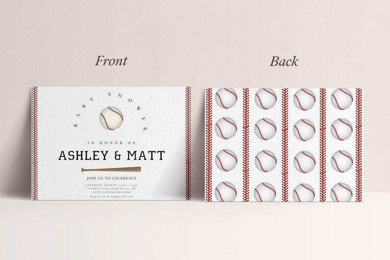 Pode incluir: Um convite de ch&aacute; de beb&ecirc; branco com tema de beisebol. A frente do convite tem um gr&aacute;fico de beisebol e taco e o texto "Baby Shower" e "Em homenagem a Ashley & Matt". O verso do convite tem um padr&atilde;o repetido de bolas de beisebol.
