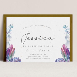 Puede incluir: Una invitación blanca con purpurina dorada y una ilustración de acuarela de cristales morados y azules y suculentas. El texto dice "There'll be gems, stones & sparkles Jessica is turning eight Join us to celebrate Saturday May 6th 2-4pm Party Road, Party Town, CA RSVP to Liv 888.888.8888 by April 3-th"