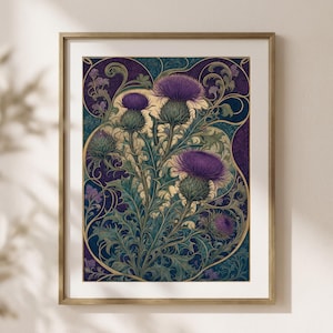 Könnte beinhalten: Ein gerahmter Kunstdruck mit einer botanischen Illustration von violetten Distelblüten mit stacheligen grünen Blättern. Das Design enthält komplizierte goldene und dunkelblaue Wirbelmuster im Hintergrund, alles in einem schlichten Goldrahmen.