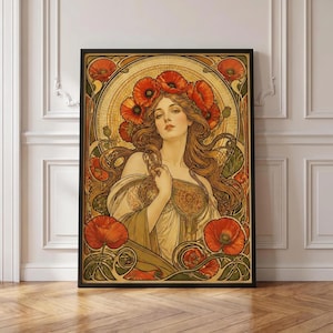 Könnte beinhalten: Ein gerahmter Kunstdruck, der eine Person mit langem, welligem Haar zeigt, das mit einem Kranz aus leuchtend roten Mohnblumen geschmückt ist. Das Bild enthält goldene Kreismuster, fließendes grünes Blattwerk und ein cremefarbenes Gewand.