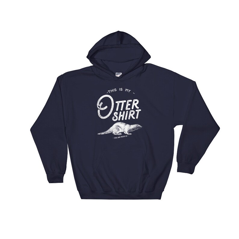Puede incluir: Sudadera con capucha azul marino con un gr&aacute;fico blanco de una nutria y el texto "This is my Otter Shirt".