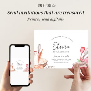 Pu&ograve; includere: Un invito digitale per una festa di primo compleanno a tema pasticceria. L'invito presenta un'illustrazione ad acquerello di utensili da forno, tra cui un mattarello, una frusta, ciotole per mescolare e una torta. Il testo sull'invito recita: "We're mixing up some fun. Olivia is turning one. Join us for a party. Saturday November 6th from 2-4pm. Chef Lane, Cook Town, CA. Rsvp Mickey 885.555.5555."