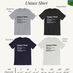 Pu&ograve; includere: Quattro magliette unisex in grigio melange, nero, blu navy e bianco, ognuna con la scritta "Foster Mom" e una definizione. Taglie dalla S alla 4XL, circonferenza torace da 86-94 cm a 147-155 cm.