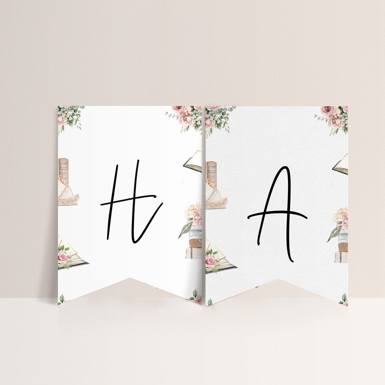 Op de afbeelding: Een witte banner met een bloemenpatroon en de letters "HA" geschreven in zwarte cursieve letters. De banner is versierd met aquarel illustraties van boeken en bloemen.