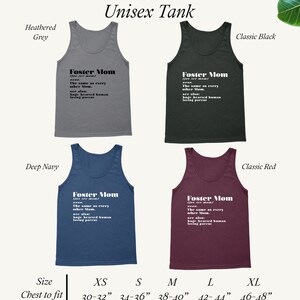 Pu&ograve; includere: Quattro canotte unisex in grigio m&eacute;lange, nero classico, blu navy scuro e rosso classico. Ogni canotta presenta il testo "Foster Mom" con una definizione. Taglie da XS (76-81cm petto) a XL (117-122cm).