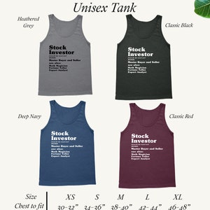 Op de afbeelding: Een unisex tanktop in vijf verschillende kleuren: heather grey, classic black, deep navy, classic red en wit. De tanktop heeft een zwarte grafische afbeelding met het woord "Stock Investor", gedefinieerd als "Master Buyer and Seller" met extra vaardigheden die worden vermeld als "Math Magician, Fortune Teller, Expert Analyst". De tanktop is verkrijgbaar in de maten XS, S, M, L en XL met bijbehorende borstmaten in inches.