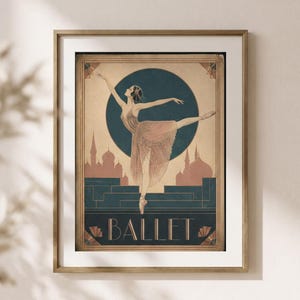 Peut inclure: Une impression d'art encadrée représentant une danseuse en robe à franges effectuant une pose de ballet sur un fond circulaire bleu foncé. L'illustration inclut la silhouette d'un paysage urbain et le mot BALLET en lettres dorées.