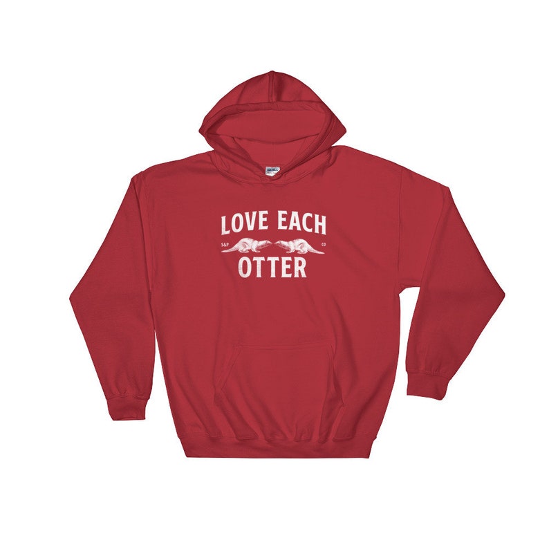 Peut inclure: Sweat-shirt &agrave; capuche rouge avec un graphique blanc de deux loutres se faisant face et le texte "Love Each Otter".