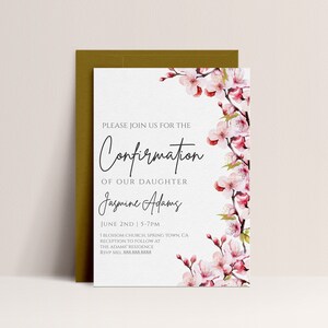Könnte beinhalten: Einladung zur Konfirmation mit einer Aquarell-Illustration von rosa Kirschblüten. Die Einladung lautet: "Bitte nehmen Sie an der Konfirmation unserer Tochter Jasmine Adams teil, am 2. Juni | 17:00-19:00 Uhr, 1 Blossom Church, Spring Town, CA. Im Anschluss findet ein Empfang in der Residenz der Adams statt. RSVP Mel 888.888.8888"
