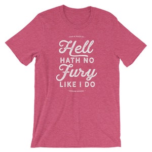 Puede incluir: Una camiseta de color rosa heather con un estampado gr&aacute;fico blanco que dice "Hell hath no Fury like I do" con el texto "Stag & Peach Co." y "Genuine Apparel" en una fuente m&aacute;s peque&ntilde;a.