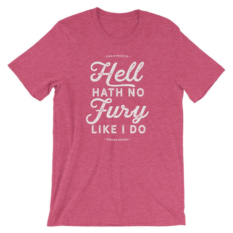 Puede incluir: Una camiseta de color rosa heather con un estampado gr&aacute;fico blanco que dice "Hell hath no Fury like I do" con el texto "Stag & Peach Co." y "Genuine Apparel" en una fuente m&aacute;s peque&ntilde;a.