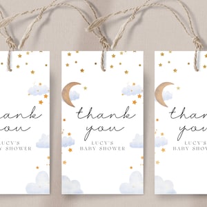 Può includere: Tre etichette di ringraziamento bianche con una mezzaluna dorata, nuvole bianche e stelle dorate. Il testo sulle etichette recita "grazie Lucy's Baby Shower".