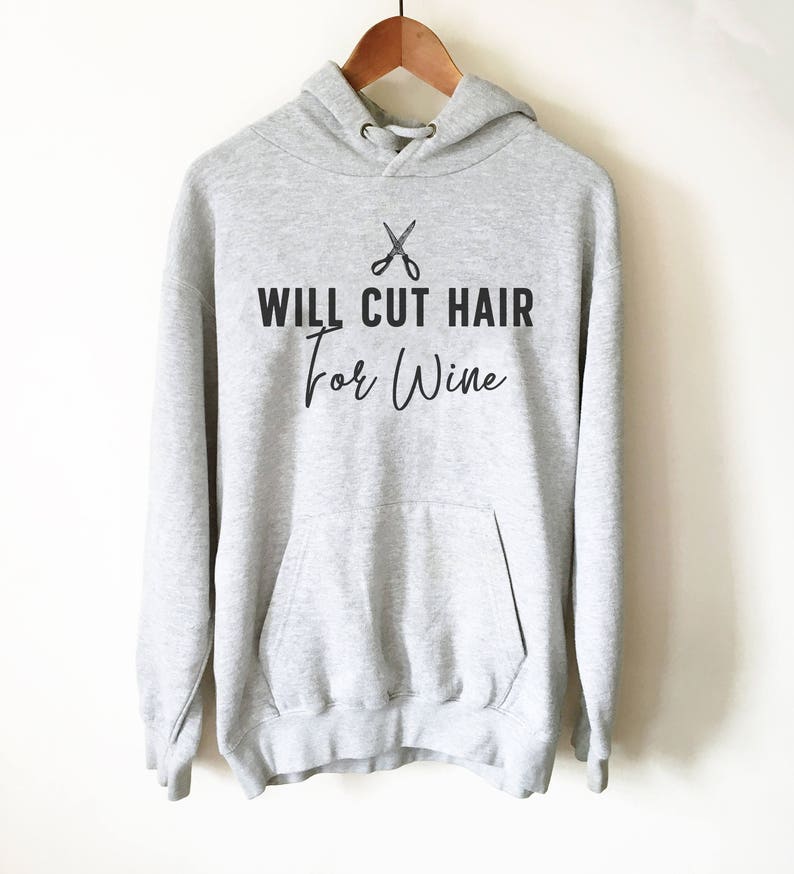 Op de afbeelding: Grijs hoodie met de tekst "WILL CUT HAIR for Wine" en een afbeelding van een schaar.