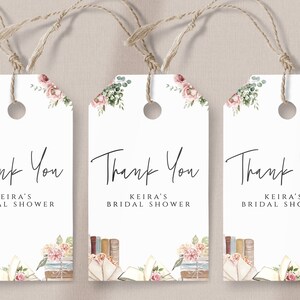 Op de afbeelding: Drie witte cadeau-etiketten met een bloemenontwerp en de tekst "Bedankt Keira's Bridal Shower".