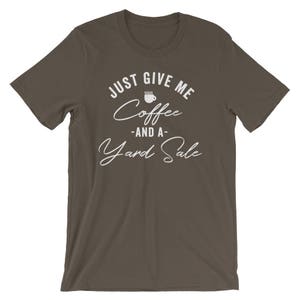 K&ouml;nnte beinhalten: Ein dunkelbraunes T-Shirt mit dem Text "Just Give Me Coffee -And A- Yard Sale" in wei&szlig;en Buchstaben. Ein Kaffeetassen-Symbol befindet sich &uuml;ber dem Wort "Coffee".