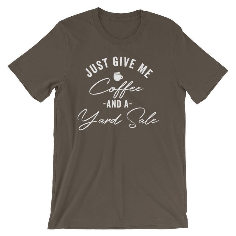 K&ouml;nnte beinhalten: Ein dunkelbraunes T-Shirt mit dem Text "Just Give Me Coffee -And A- Yard Sale" in wei&szlig;en Buchstaben. Ein Kaffeetassen-Symbol befindet sich &uuml;ber dem Wort "Coffee".